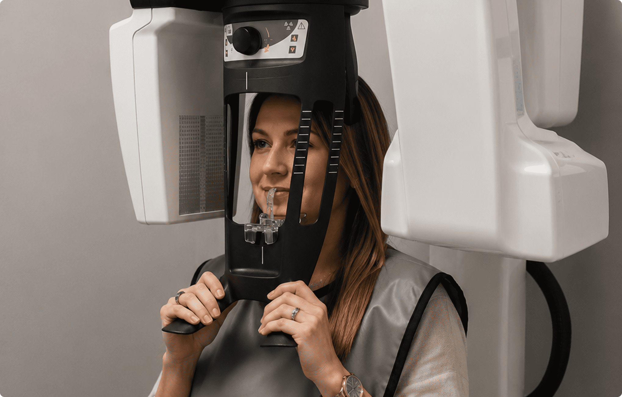 Patiente installée dans un appareil de radiographie 3D
