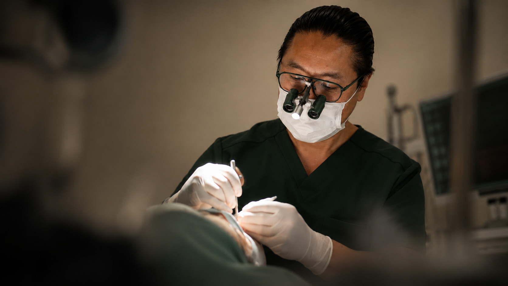 Chirurgien-dentiste portant des loupes pendant un soin