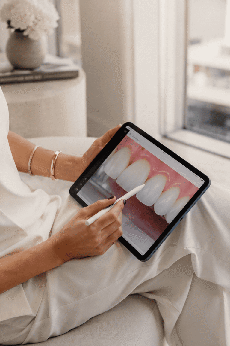Patiente consultant des images dentaires sur une tablette